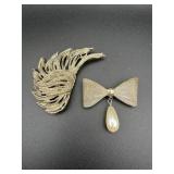 Two silver tone brooches pin.