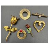 Gold tone brooches lot.