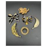 Vintage brooches lot.