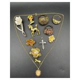 Jewelry lot! Necklace, rings, pins, brooches.
