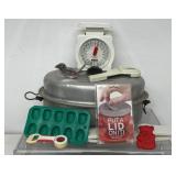 Vintage kitchen items, vintage Mirro 877M oval