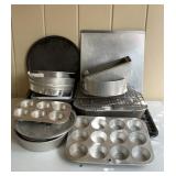 32 piece miscellaneous cooking lot.  Brands are