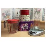 Pyrex 500mL Glass Measuring Cup with Red Lid,