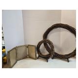 Wicker Wreaths & Folding Photo Frame