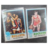 Two 1973-74 Topps Elvin Hayes & R Tomjanovich Card