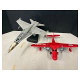 Lot of 2 toy airplanes
