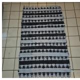 Black and White Patterned Rug, 35x55