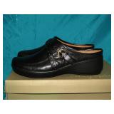 Mixed Sizes Easy Spirit Clogs Left Sz 9 Right Sz 8