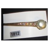 Comet-Style Brooch with Pearl-Like Bead and Rhines