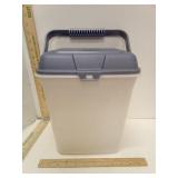Rubbermaid All Purpose  Hinged Lid Canister with