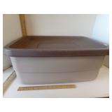 Rubbermaid  Lidded Tote