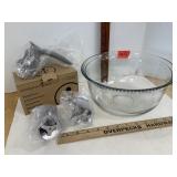 Pampered Chef Rolling Cookie Cutter & Glass Bowl