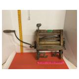 Universal Model 350 Antique Clothes Ringer