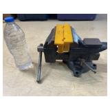 4 1/2ï¿½ COLUMBIAN Swivel Anvil Bench Vise