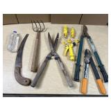 ASSORTED GARDEN ACCESSORIES