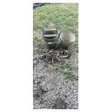 2 metal pales pluss horse shoes