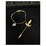 Lot with hat pin  and bracelet