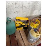 Refrigerant recovery machine with tanks