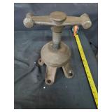 Blue-point wheel hub puller