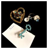 Lot of blue rhinestone jewelry 2 brooches 2 rings