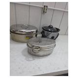 Roasting pans and slow cooker. 19-85