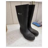 Size 6 and 7 rubber boots. 19-66