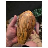 Box of wood and art items, see pictures. D418