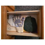 3 drawers of kitchen items. D74