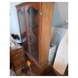 Beautiful wood and glass gun case. D461