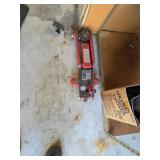 Hydraulic floor lift. D592