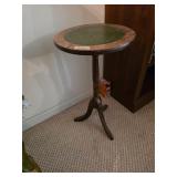 Antique queen Anne style accent table. D357