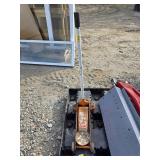 Hydraulic floor jack. N18