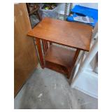 End table 22in tall, 20in wide. 55-51