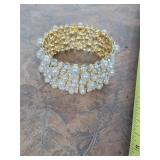 Gold tone stretch bracelet. 17-12