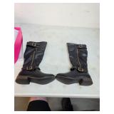 New size 6.5 women's boots. 5-108
