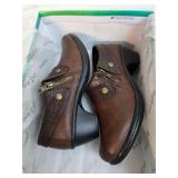 Easy street size 6 women's shoes. 5-105