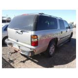 2004 Chevrolet Suburban, SILVER