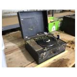 Vintage manual crank portable Silvertone 78