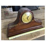 Vintage look, battery operated mantle clock
