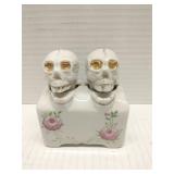 Skull nodder (bobblehead) salt and pepper shakers