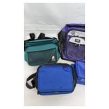 Assorted cooler bags and lunch bags insulated.
