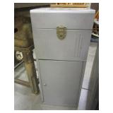 Metal Storage Cabinet w/Key
