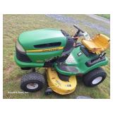 JD LA100 18.5/42 Lawn Tractor