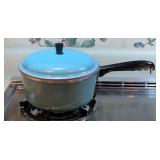 VINTAGE TURQUOISE CLUB ALUMINUM 9" COVERED SAUCEPAN - KITCHEN