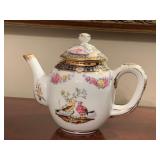 1985 VICTORIA & ALBERT MUSEUM CHINESE FINE PORCELAIN MINIATURE TEAPOT HAND PAINTED WITH GOLD LEAF ACCENTS 4 3/4" TALL X 6" WIDE - DINING ROOM