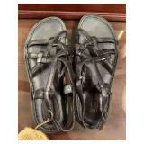 NEW BORN BLACK LEATHER SANDALS SIZE 8M - UP MASTER BED