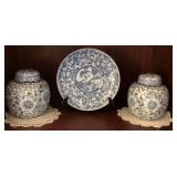 2 BLUE/WHITE PORCELAIN GINGER JARS, BLUE/WHITE 8 1/2" PLATE ON STAND & 2 DOILIES - LIVING ROOM