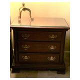 MAHOGANY 3 DRAWER NIGHT STAND W/ GLASS TOP PROTECTOR (DOES NOT INCLUDE CONTENTS IN/TOP) 26 1/2" WIDE X 16 1/2" DEEP X 24" TALL ***SPECIAL PICKUP INSTRUCTIONS - UP MASTER BED