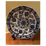BEAUTIFUL VINTAGE CHINESE BLUE/WHITE PORCELAIN 13 1/2" ROUND PLATTER WITH GOLD TRIM WITH STAND - DEN