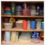 CABINET LOT OF ASSORTED PLASTICWARE - KITCHEN